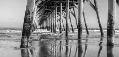 Myrtle Sahili 'nin sahil manzarasının altında. Panoramik yönelimde siyah ve beyaz. 