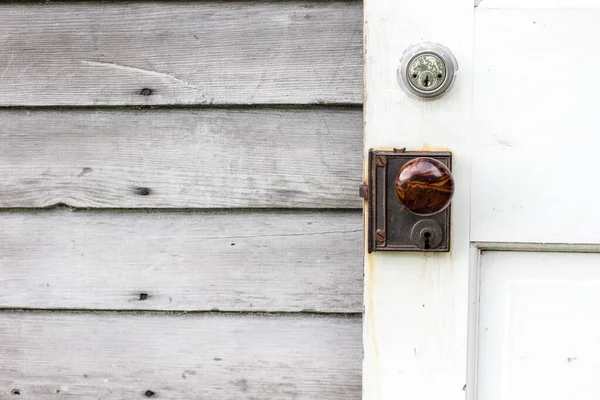 Puerta Vintage Con Nuevo Cerrojo Para Seguridad — Foto de Stock