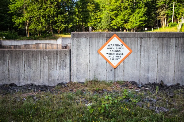 Skylt Vid Michigandamm Varnar För Snabbt Stigande Vattennivåer — Stockfoto