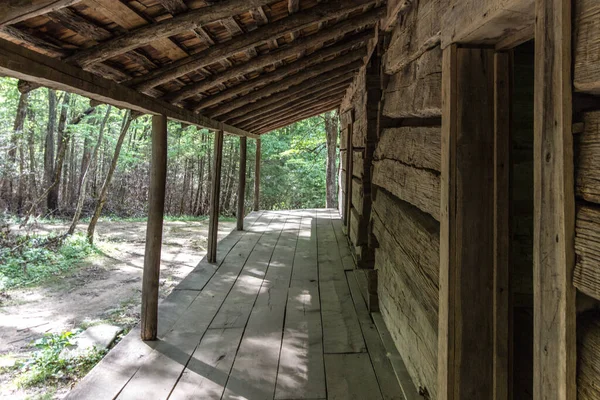 Great Smoky Mountain Ulusal Parkı Ndaki Tarihi Yapının Sundurmasının Önündeki — Stok fotoğraf