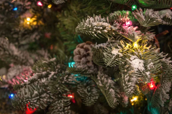 Upplyst Julgran Med Flerfärgat Ljus Och Selektivt Fokus — Stockfoto