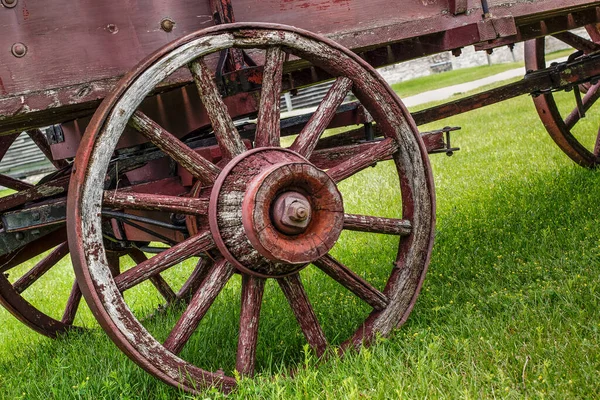 Zbliżenie Historycznego Koła Wagonu Pokryte Pionierem — Zdjęcie stockowe