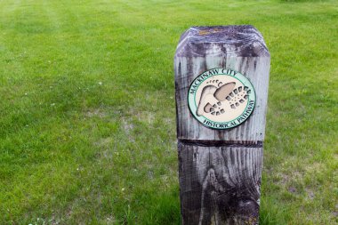 Mackinaw City, Michigan, ABD - 29 Mayıs 2020: Mackinaw Şehri Tarihi Yolu 'nun yol işareti. İki millik patikada şehir ve Mackinac Boğazı 'yla ilgili işaretler ve görüntüler yer alıyor..