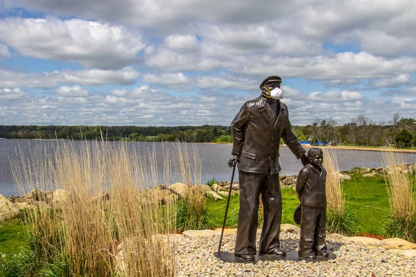 Gladstone Michigan Eua Maio 2020 Estátua Homem Idoso Uma Criança — Fotografia de Stock