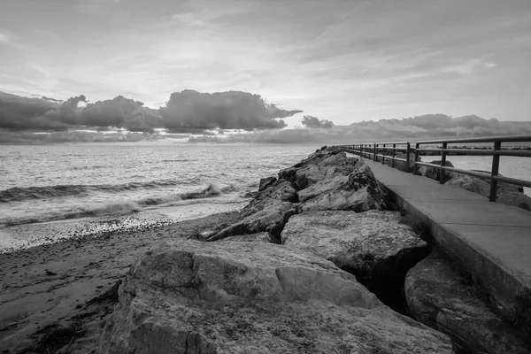 Black White Pier Seascape Longo Cais Estende Até Horizonte Costa — Fotografia de Stock