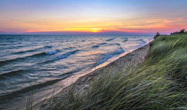 Muhteşem Michigan Gölü Günbatımı. Michigan Gölü kıyısında, Muskegon, Michigan sahilindeki Hoffmaster Eyalet Parkı 'nda günbatımı manzarası..