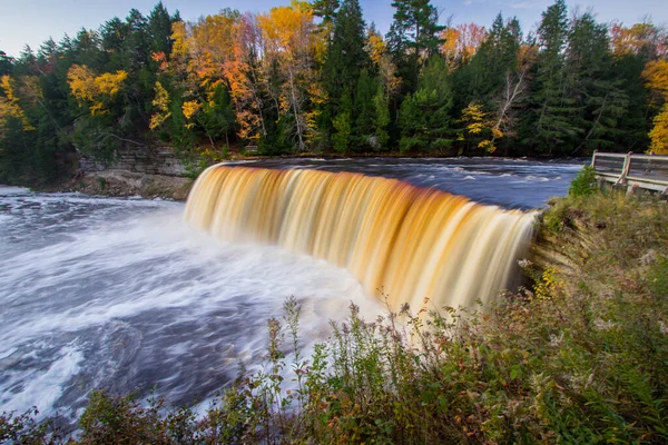 Automne Tahquamenon Falls Paysage Cascade Pendant Pic Feuillage Automne Dans — Photo