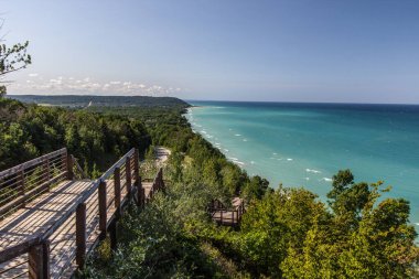 Michigan Gölü Tepesi. Michigan, Arcadia yakınlarındaki popüler yol kenarı durağı Michigan Gölü 'nün güzel suları ve kıyılarının geniş kapsamlı manzarasıyla. 