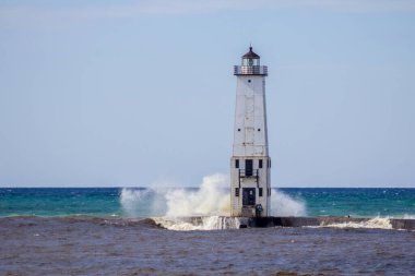 Deniz fenerindeki dalgalar. Michigan Gölü kıyısındaki Frankfort Deniz Feneri 'ne dalgalar düştü..