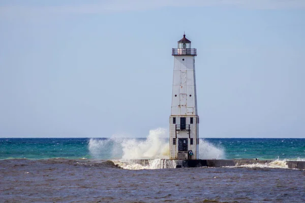 Waves Lighthouse Waves Crash Old Frankfort Lighthouse Coast Lake Michigan — Stock Photo, Image
