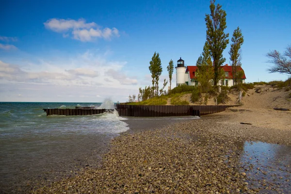 Farol Lago Michigan Ondas Colidem Costa Lago Michigan Com Torre — Fotografia de Stock