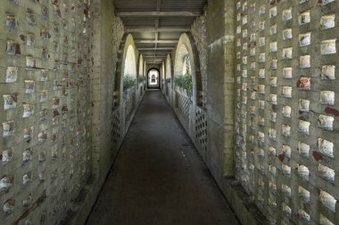 Myrtle Beach, Güney Carolina, ABD - 24 Şubat 2021: Güney Carolina 'daki Huntington State Park' taki ünlü tarihi Atalaya Şatosu 'nun koridoru.