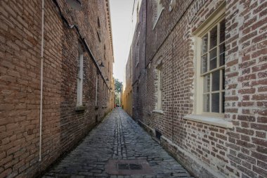 Charleston, Güney Carolina 'daki Lodge Alley kentin birkaç kaldırım taşı caddesinden biridir. Charleston gizli ve gizli sokakları ile ünlüdür ve bu 1700 'lerin başlarına kadar uzanır..