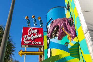 Myrtle Beach, Güney Carolina, ABD - 25 Şubat 2021: Atlantik kıyısındaki Güney Carolina 'da bulunan Myrtle Sahili' nin şehir merkezindeki sahil şeridi turizm merkezleri için işaretler.