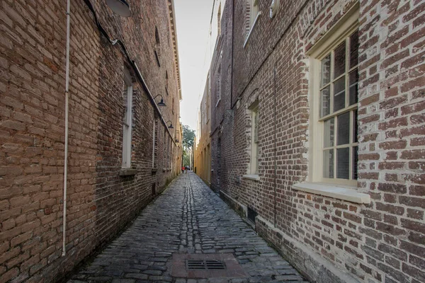 南卡罗来纳州查尔斯顿的Lodge Alley是该市仅存的几条鹅卵石街道之一 查尔斯顿以其隐秘的小巷而闻名 这条小巷可追溯到17世纪初 免版税图库照片
