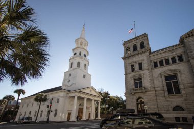 Charleston, Güney Carolina, ABD - 23 Şubat 2021: Charleston 'daki ünlü dört hukuk köşesi. Kavşak bir kilise, federal bina, ilçe binası ve şehir binasından oluşuyor..