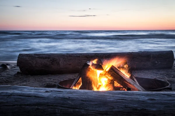 たき火ビーチ — ストック写真