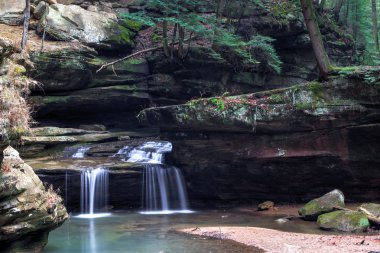 Yaşlı adamın mağara şelale