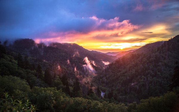 Gran puesta de sol de montaña ahumada — Foto de Stock