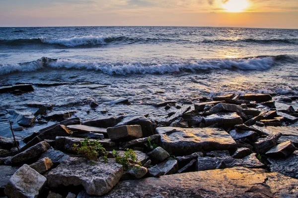 Kayalık sahil günbatımı — Stok fotoğraf