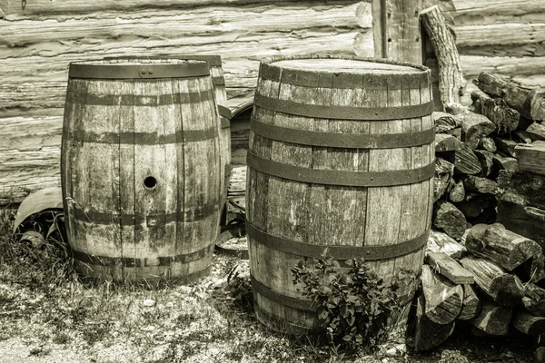 Alte Wasserfässer — Stockfoto