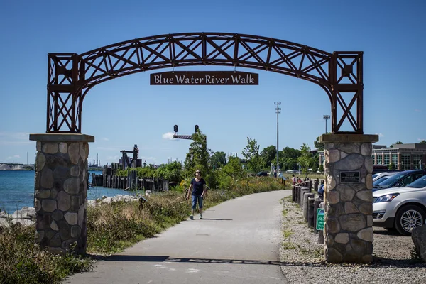 Promenade dans la rivière Blue Water — Photo