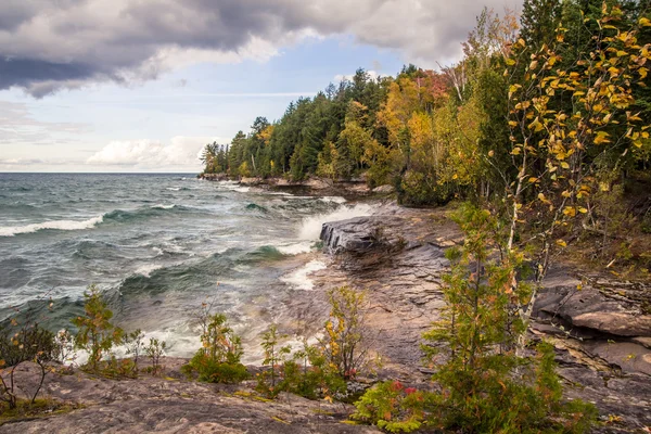 Wild Lake Superior — Stockfoto