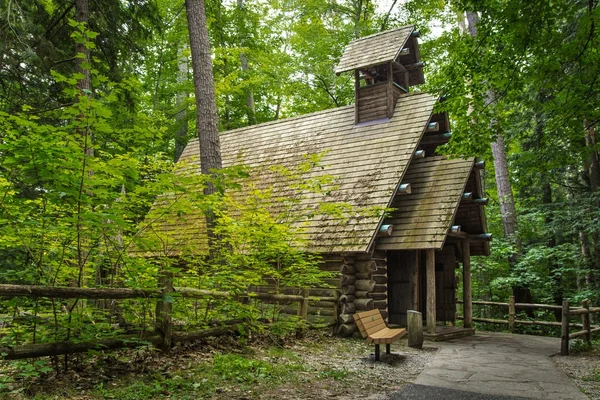 Capilla de troncos en el bosque —  Fotos de Stock