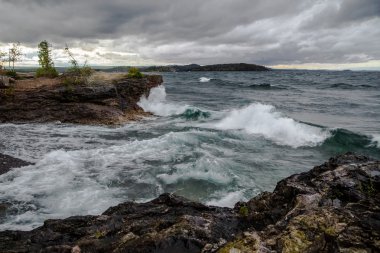 Vahşi ve fırtınalı Lake Superior sahil