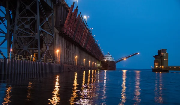 Muelle de mineral de hierro con carguero — Foto de Stock