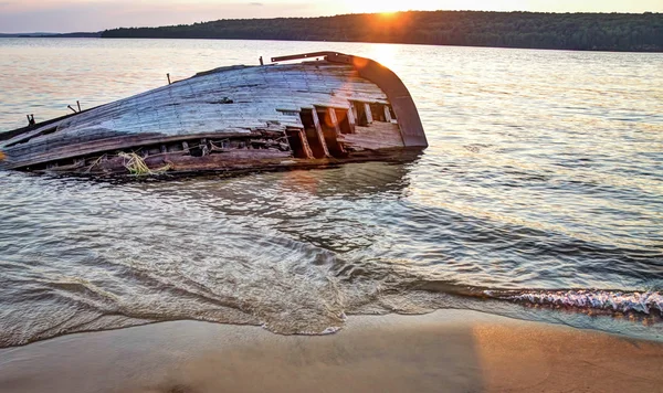 Дерев'яні корабельної аварії на пляжі — стокове фото