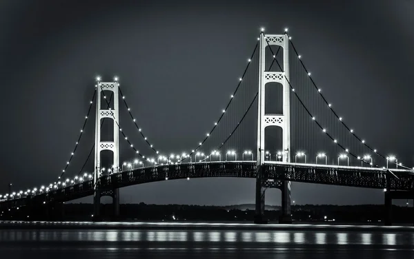 Michigans Mackinaw Bridge upplyst på natten — Stockfoto