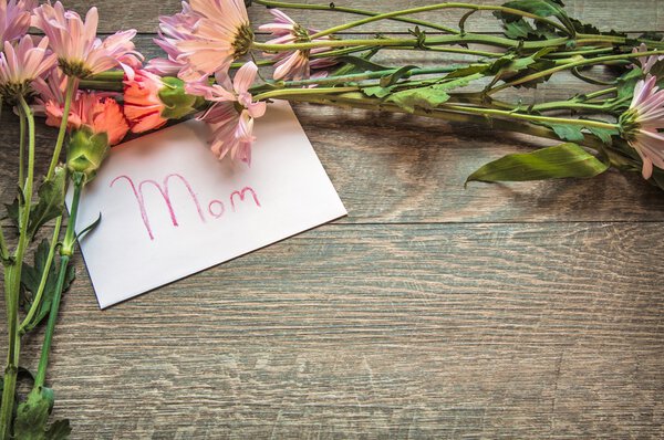 Букет и открытка ко Дню матери
