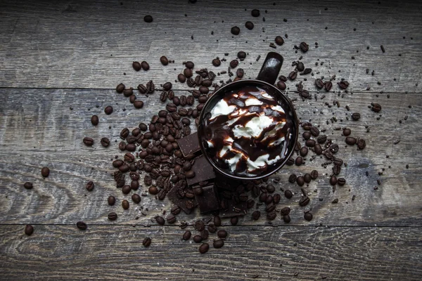 Mocha Latte With Coffee Beans And Dark Chocolate — Stock Photo, Image