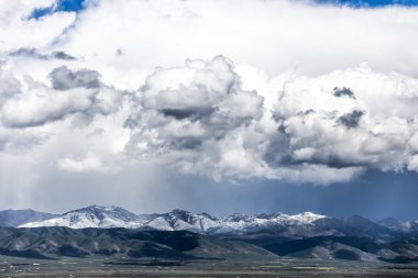 Qinghai Gölü manzarası ve kar dağ