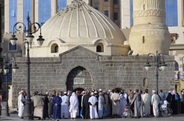 Umrah hacıları 25 Aralık 2017 'de Medine, Suudi Arabistan' daki Ghamah camii yakınlarında bir araya geldiler.