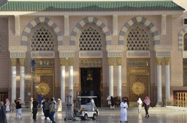 25 Aralık 2017 'de Medine, Suudi Arabistan' daki Nabawi camiinin kapısına bakar.