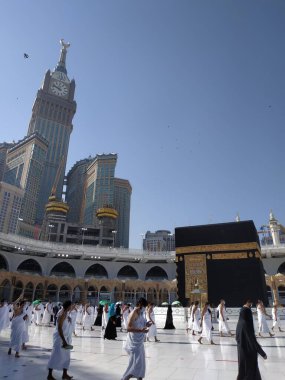 Abraj Al Yem ve Kabe yakınlarındaki müslümanların fotoğrafı.