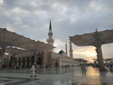 Öğleden sonra Nabawi Camii 'nin dışındaki atmosfer