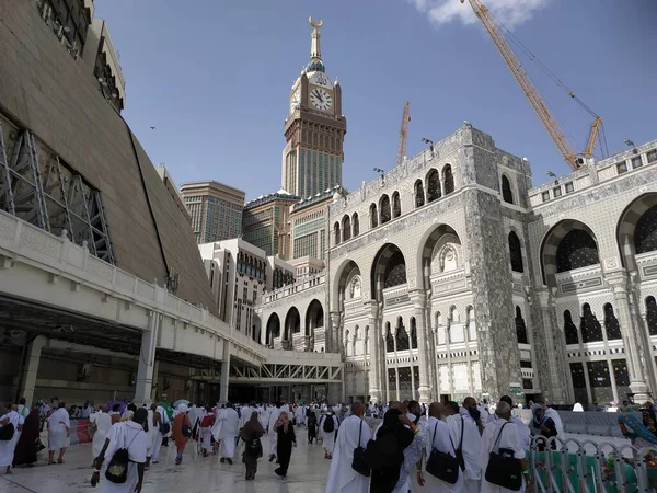 Foto Abraj Bait Royal Clock Tower Makkah Peregrinos Umrah Gran — Foto de Stock