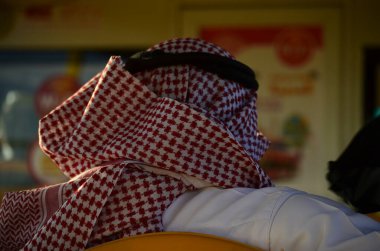 Madinah, Suudi Arabistan. 15 Nisan 2019. Kırmızı türbanlı bir Arap 'ın fotoğrafı.