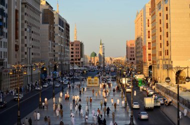 Medine, Suudi Arabistan, 11 Mart 2019 - öğleden sonra Nabawi camisine giden Müslüman cemaatinin atmosferi