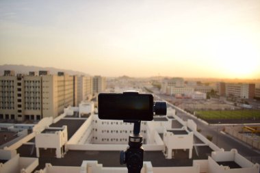 Madinah, Suudi Arabistan 4 Ağustos 2019 - fotoğraf sabitleyici Zhiyun markası şehrin güzelliğini kaydediyor