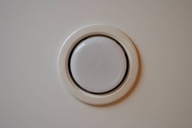 Kapalı eyaletin tavanında beyaz ışık var..