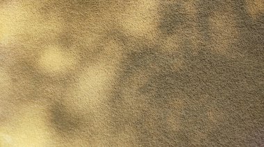 Arkaplan ve arkaplan için yakın plan gölgeli sarı taş duvar.