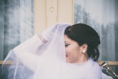 kadın beyaz bir bez ile