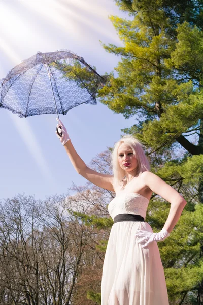 Kobieta trzyma parasol koronki — Zdjęcie stockowe