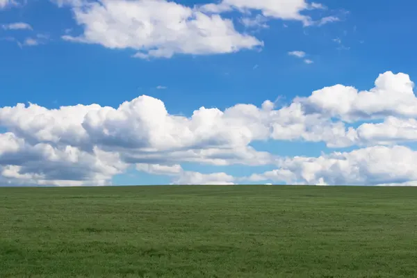 Mavi gökyüzü ile tertemiz doğa — Stok fotoğraf