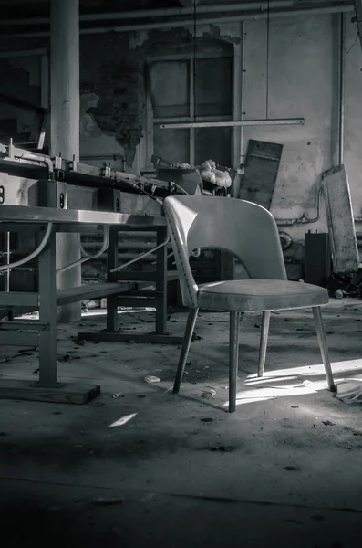 Cadeira em uma fábrica — Fotografia de Stock