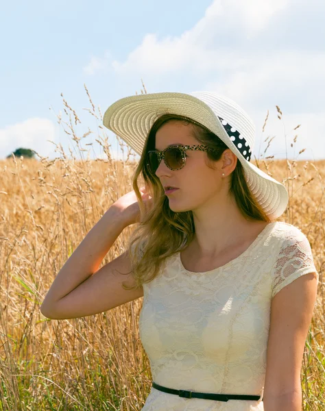 Mulher com chapéu de verão — Fotografia de Stock
